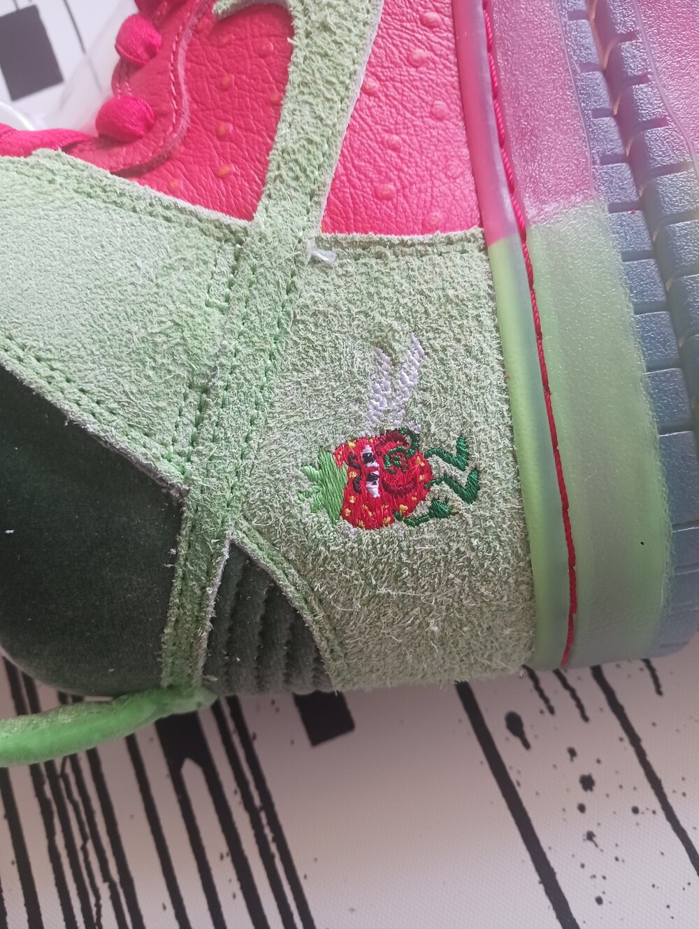 NEW Nike SB Dunk High Sneakers Strawberry Cough, Size EU 40, UK 6, US 7 - Picture 7 of 12